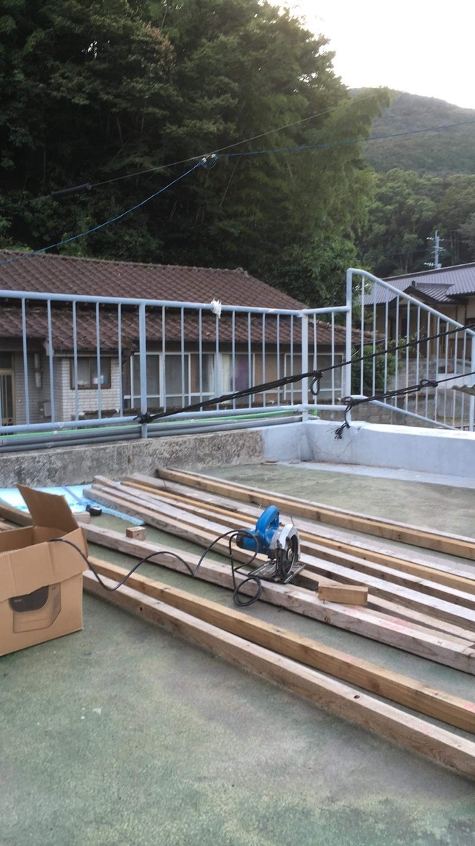 板を打ち付ける用の台木加工。（リフォーム時に外した古い根太材です。）