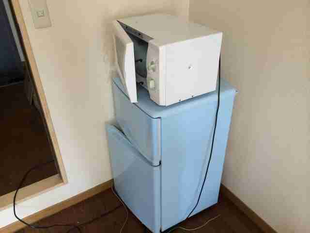 冷蔵庫と電子レンジで同じコンセントは危険？安全対策を解説