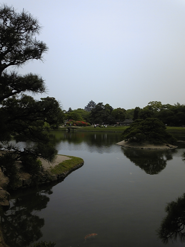 向こうに岡山城