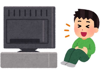 テレビを見ている男性