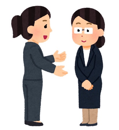 立ち話している女性