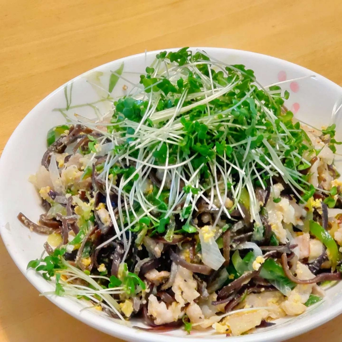 たっぷりきくらげと豚肉のネギ玉炒め