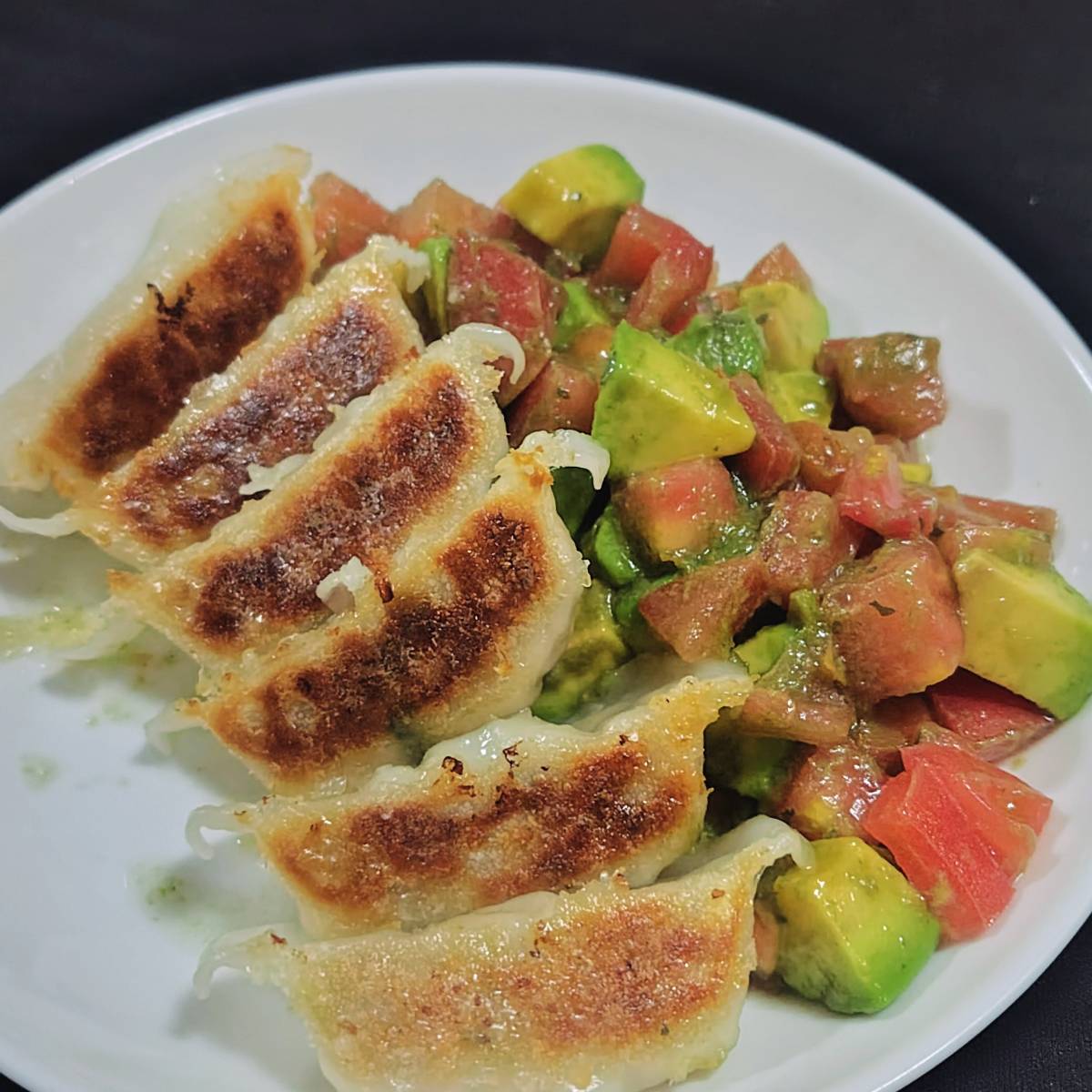 餃子とトマトとアボカドの謎コラボ