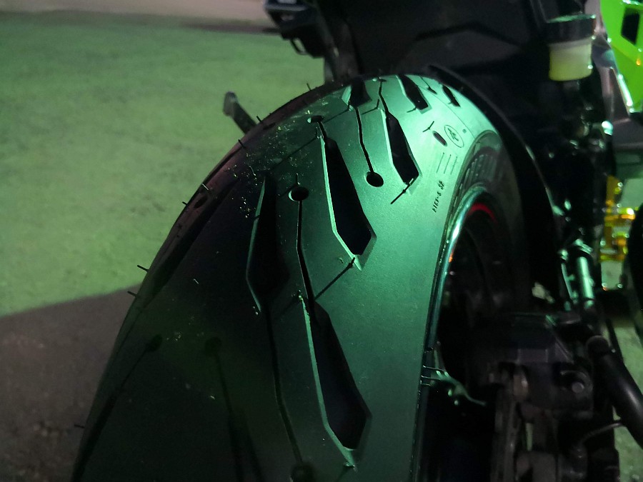 ninja250先輩タイヤ交換PowerRS→ROAD5 - クッソ汚い絵描きのブログ