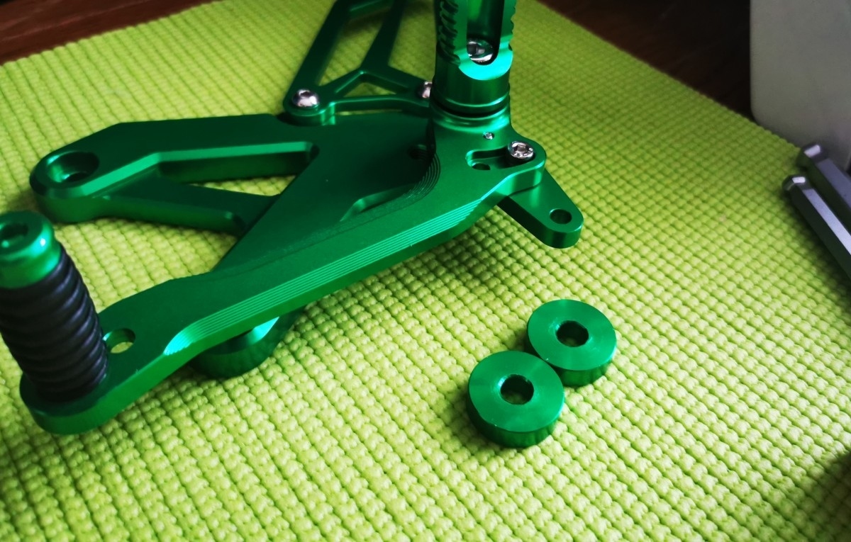 ZX-25Rへ謎中華バックステップ装着 - クッソ汚い絵描きのブログ