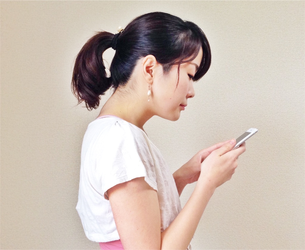 電車でスマホを見るときストレートネックを防止する方法 バレエヨガインストラクター三科絵理のブログ