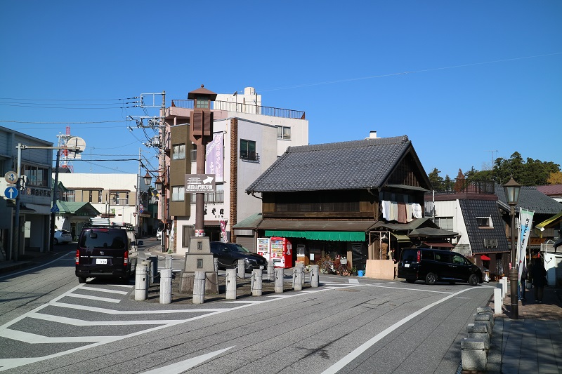 けっこう車の通りが多い