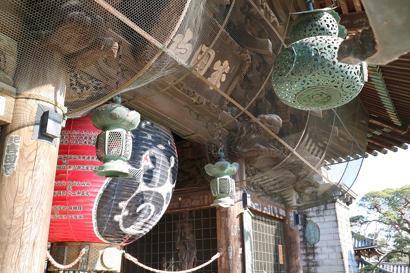 新勝寺の仁王門