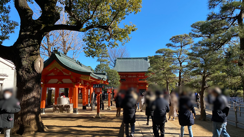 穴八幡宮の境内