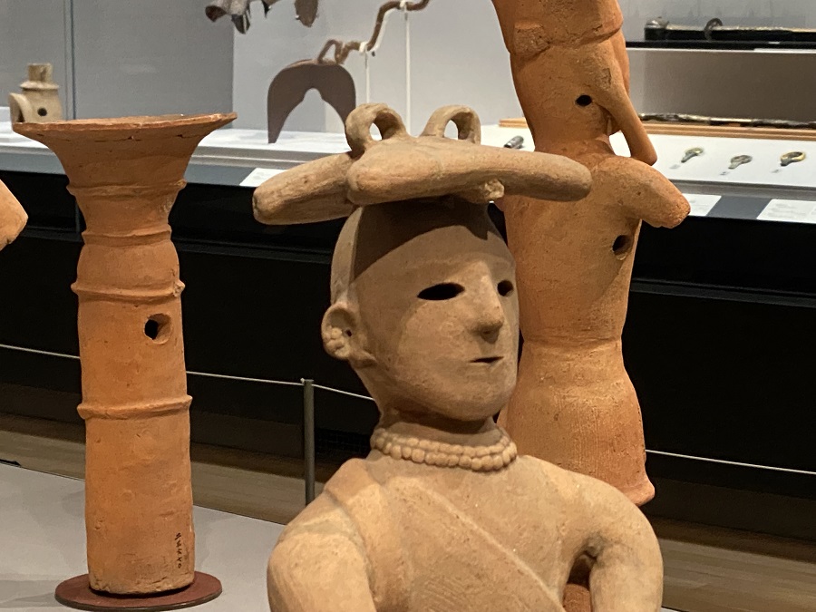 中国陶磁製腰掛け 東京国立博物館に展示されている重要文化財『埴輪・腰かける巫女
