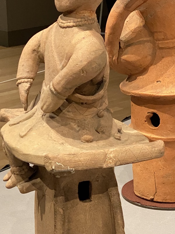 東京国立博物館に展示されている重要文化財『埴輪・腰かける巫女