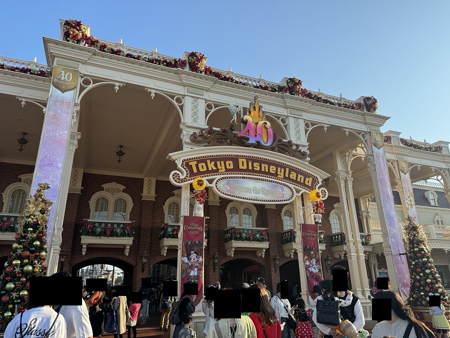 年寄り家族が行く『東京ディズニーランド』（イッツアスモールワールド