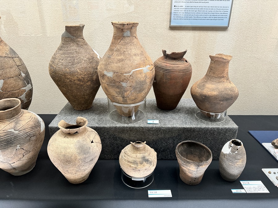 弥生式土器/稲城市平尾団地造成中/昭和43年発掘/深鉢/約2000年以前 弥生式土器/稲城市平尾団地造成中/昭和43年発掘/深鉢/約2000年以前