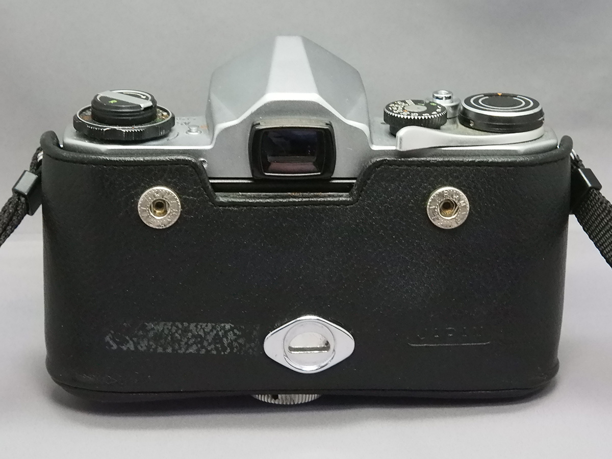 PENTAX SVに純正ケースを装着 - フォト・ディレッタント