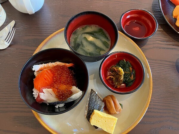 ビュッフェの海鮮丼