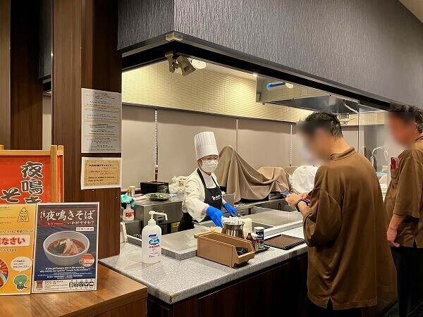 夜鳴きそばの列