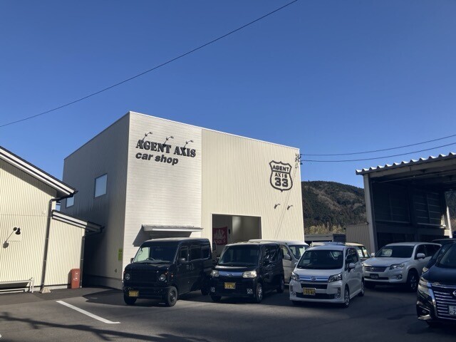 axis cafe　の隣の車屋さん