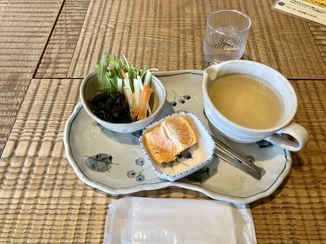 モーニングのスープとサラダ