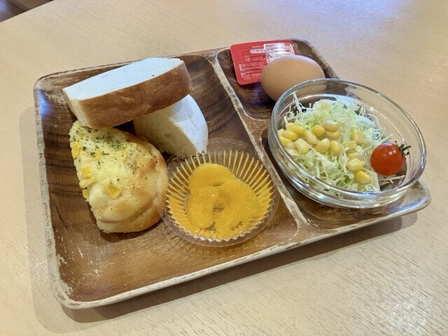 焼きたてパンでモーニング