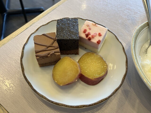 パールピアス（オースタット国際ホテル 多治見）　朝食にケーキ