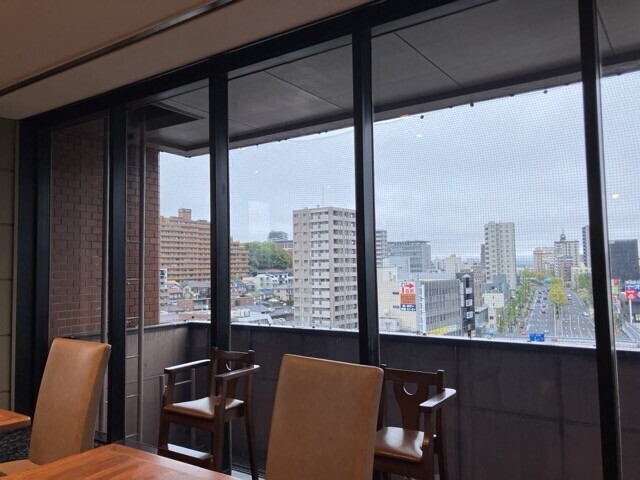 ロイヤルホスト名古屋星ヶ丘店 窓際席