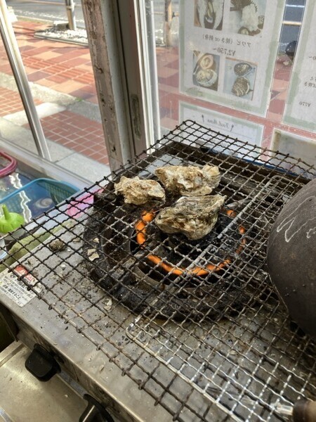 鈴木水産 焼き網の上の牡蠣
