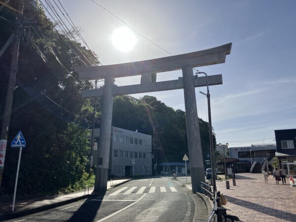 鈴木水産の前の鳥居