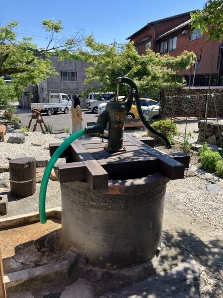 古民家カフェ かしわ屋　井戸ポンプ