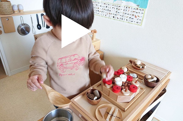 ままごと道具の収納棚