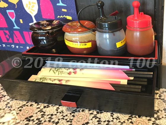 故郷レストラン西日暮里店の卓上調味料