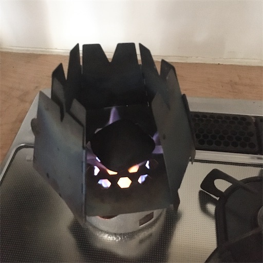 f:id:cozynest:20201109123614j:plain ヘキサゴンウッドストーブ アルスト 豆炭 着火 トランギア 着火方法