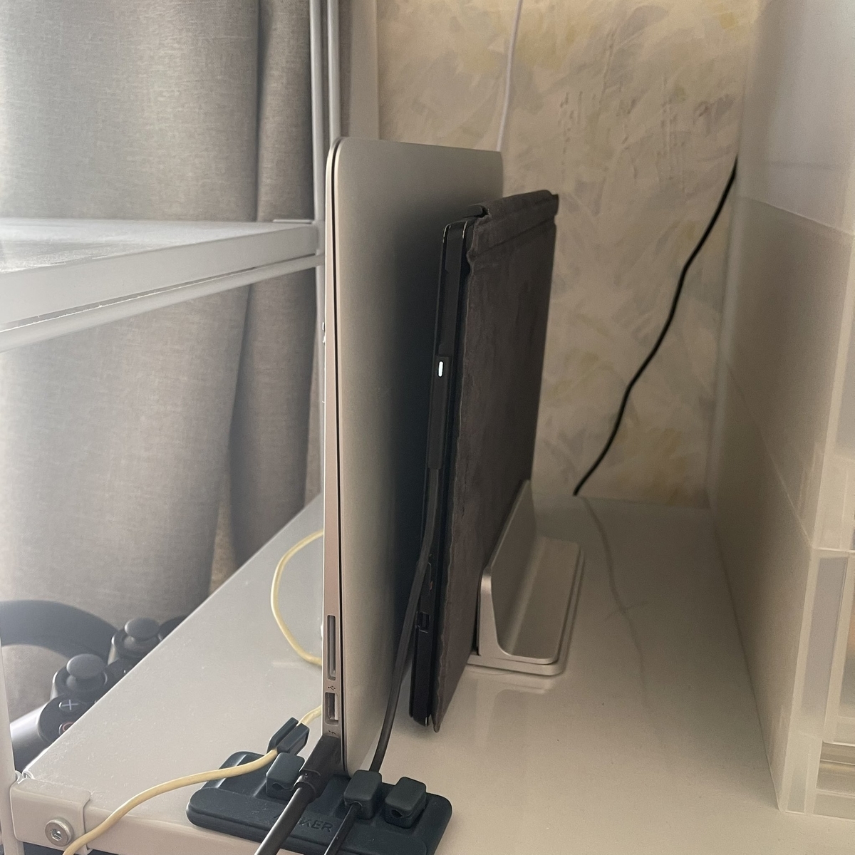 コードをもっとどうにかできないかとなるノートPC類たち。