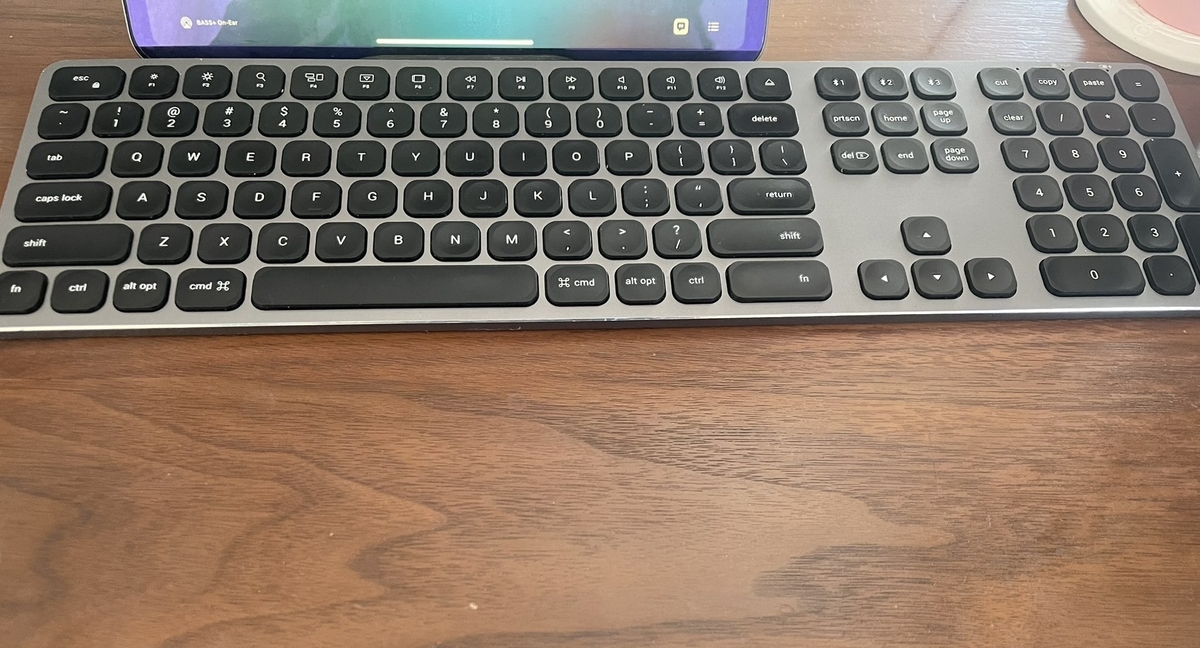日々の執筆を支えるSatechiのキーボード。