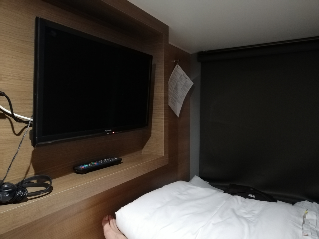 写真うつりがわるいが実際はいい感じのY's CABIN大阪難波の部屋