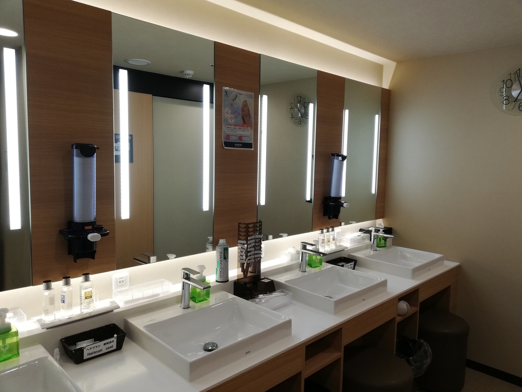 Y's CABIN大阪難波の洗面コーナー