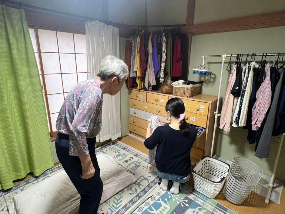 介護ヘルパーが入浴後の着替えを準備