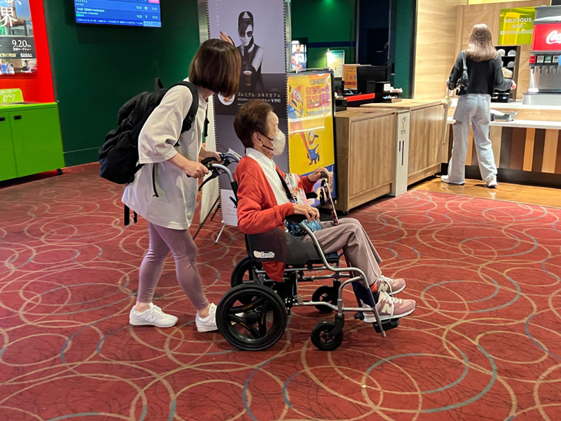 映画館内も車椅子で移動