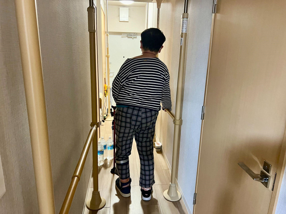 中村さんは自宅内に転倒防止のための手すりをつけ、杖を使い移動されています。