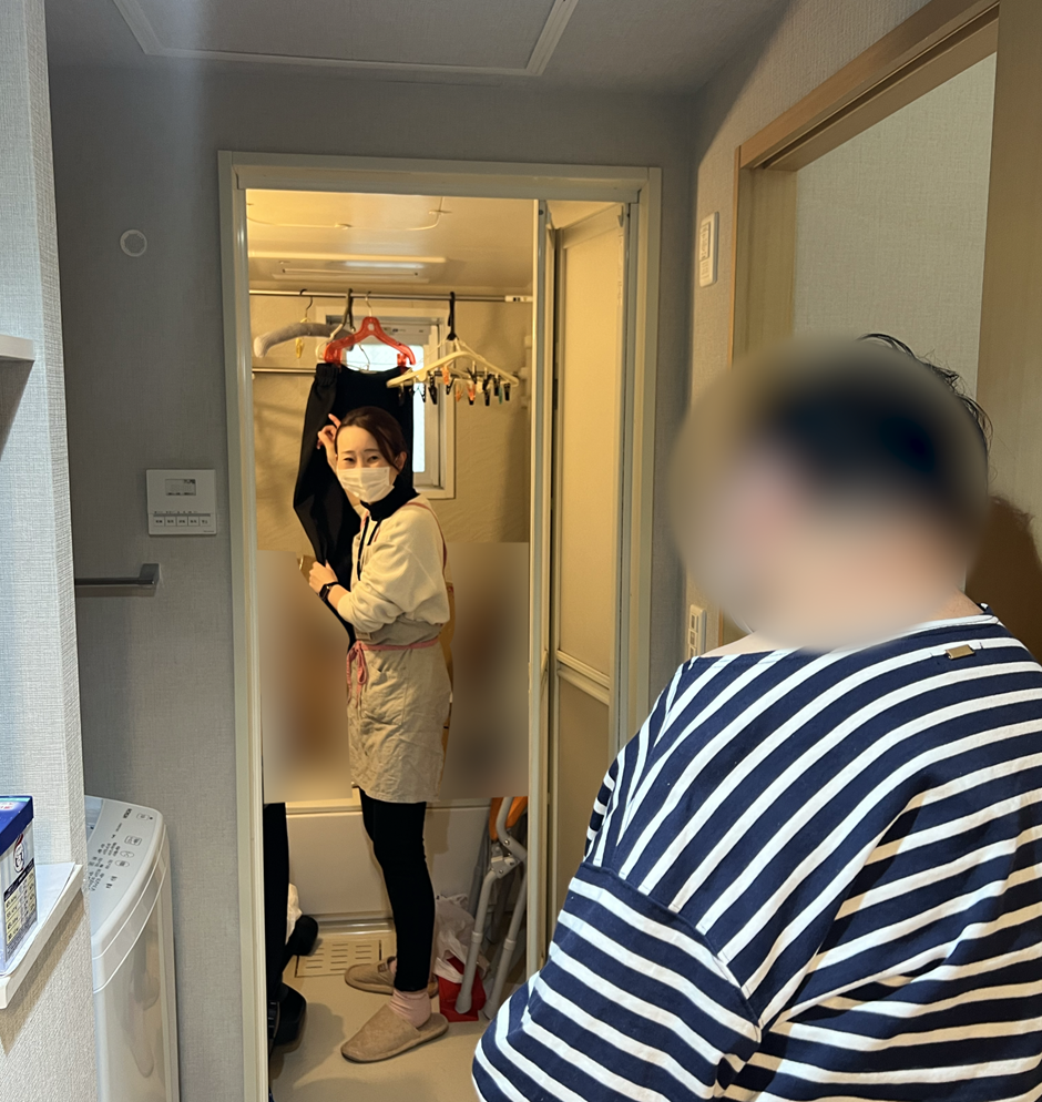 洗濯物干しの依頼をしている中村さん。