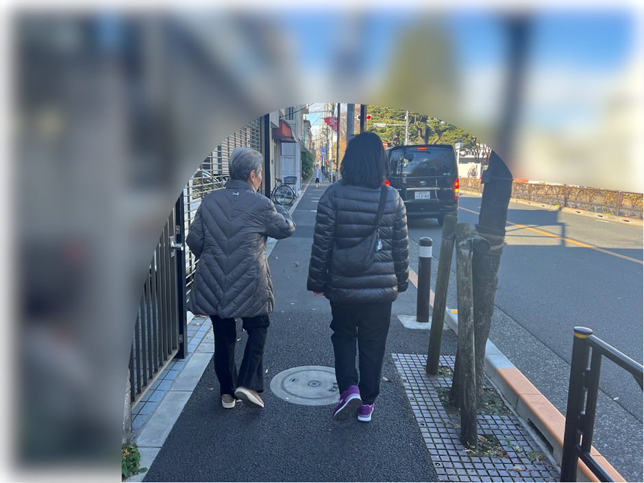ヘルパーと楽しそうに会話するお母さま