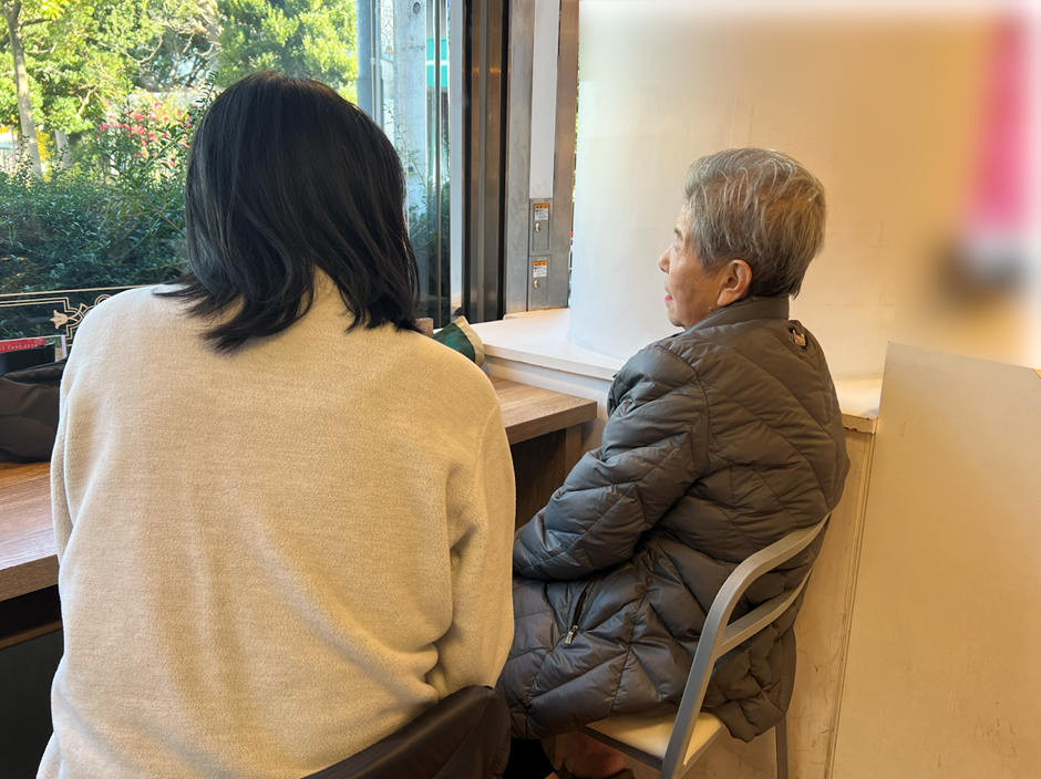 カフェでの休憩中も会話ははずみ、楽しい時間を過ごすお母さまとヘルパー