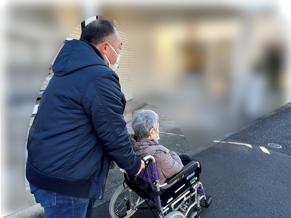 グループホームから、ヘルパーに母が乗った車椅子を押してもらい、一緒に眼科へ