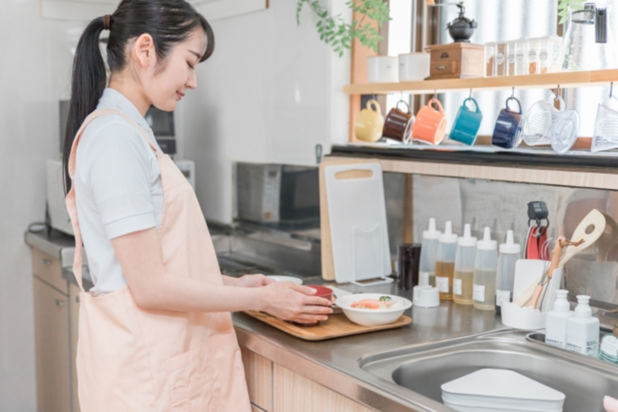 食事の用意をする介護士