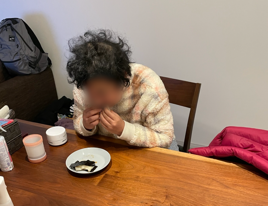 自宅で過ごす娘さん