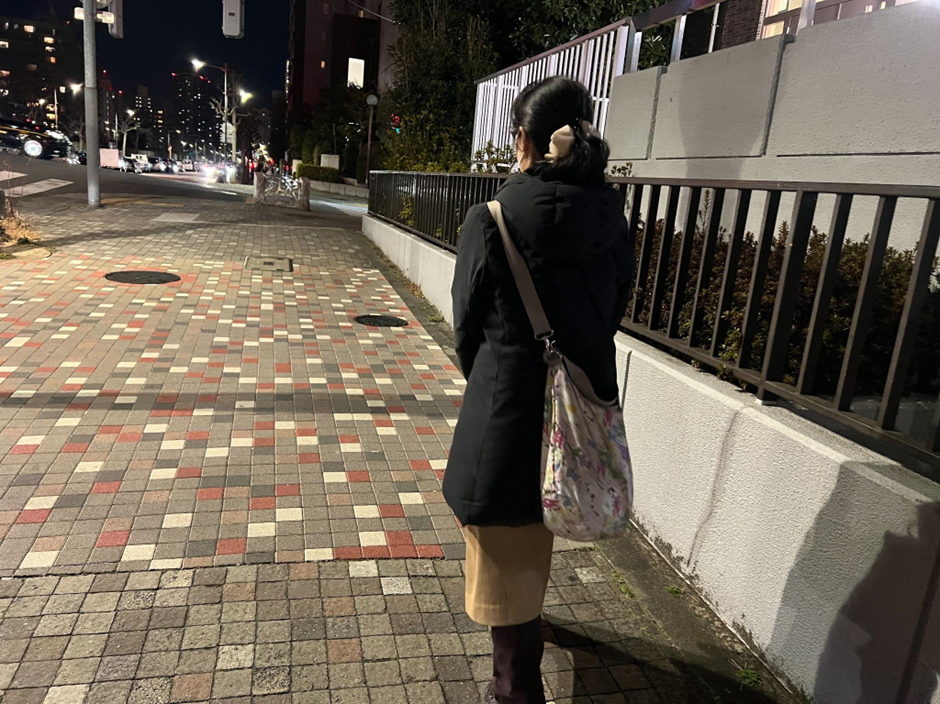 近隣のスーパーで日用品の買い物へ向かう