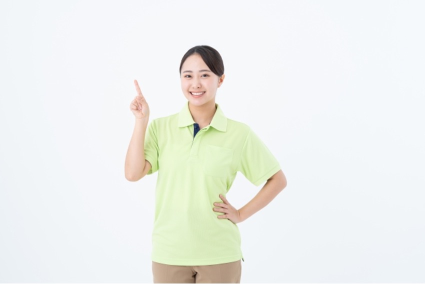 指を指す女性介護士