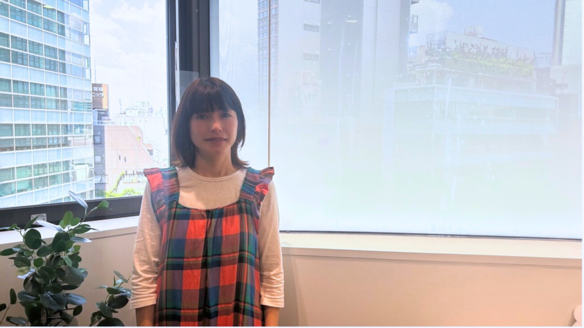 窓際に立つ、女性介護ヘルパー