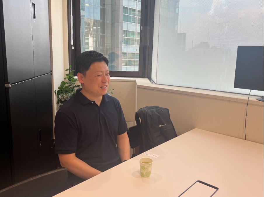 椅子に座り、にこやかにインタビューを受ける男性介護保険外ヘルパー