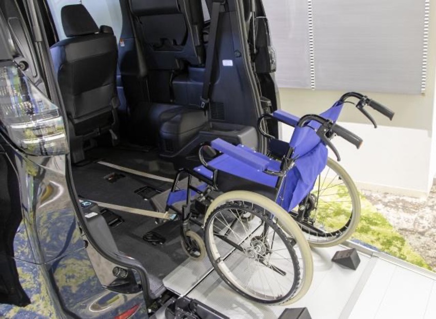 スロープ付き車両に乗る車いす