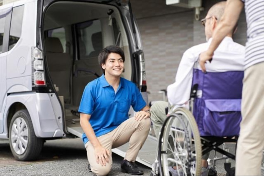 車いすの男性と男性介護スタッフ
